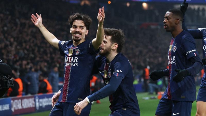 为了赢，你的面相都变了！ 贺希宁在底角用力使相，都快变成布克了