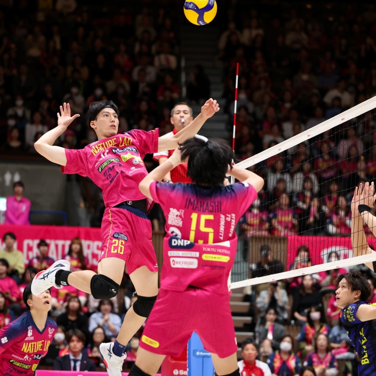 詹姆斯父子三人同台创NBA历史，未来或成永恒纪录